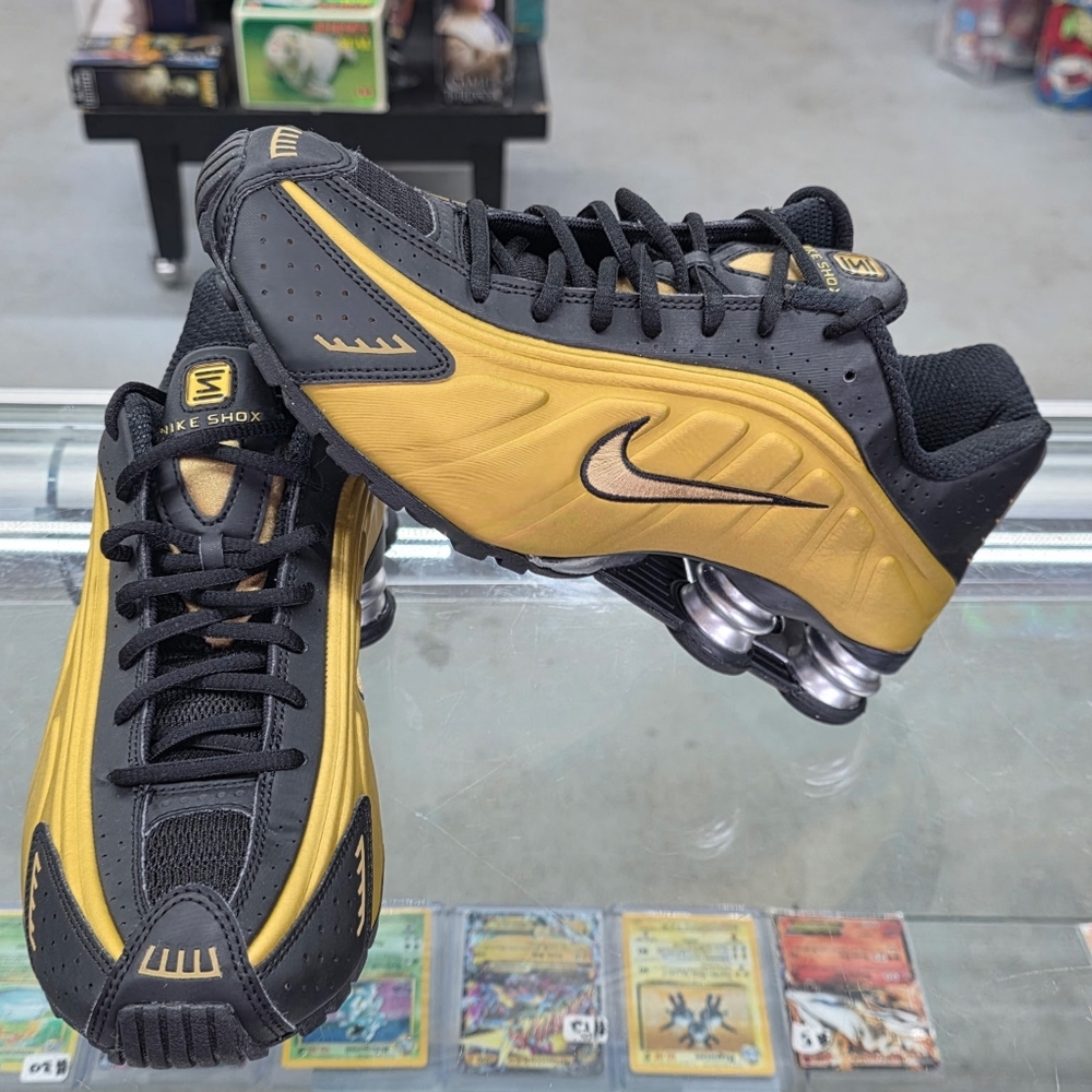 Women's Size 9.5 Nike Shox R4 Black Metallic Gold Casual Sneaker AR3565 005